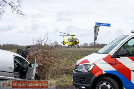 Ernstig ongeval tussen twee auto’s in Odoornerveen, drie personen bevrijd door brandweer — foto 10 van 12