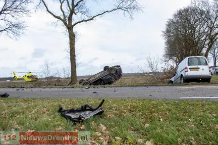Ernstig ongeval tussen twee auto’s in Odoornerveen, drie personen bevrijd door brandweer — foto 8 van 12