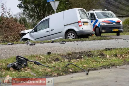 Ernstig ongeval tussen twee auto’s in Odoornerveen, drie personen bevrijd door brandweer — foto 7 van 12