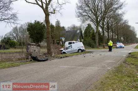Ernstig ongeval tussen twee auto’s in Odoornerveen, drie personen bevrijd door brandweer — foto 5 van 12