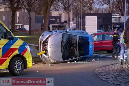 Auto ramt lantaarnpaal en belandt op zijkant in Emmen — foto 1 van 4