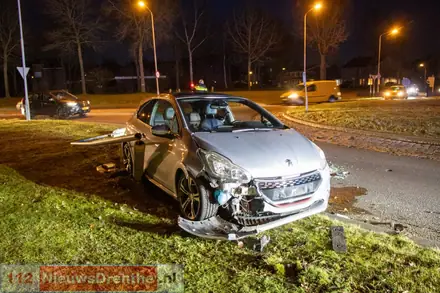 Auto ramt lantaarnpaal en belandt op zijkant in Emmen — foto 4 van 4