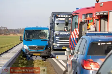 Bestelbus en vrachtwagen botsen op N34 bij Emmen, één gewonde — foto 2 van 12