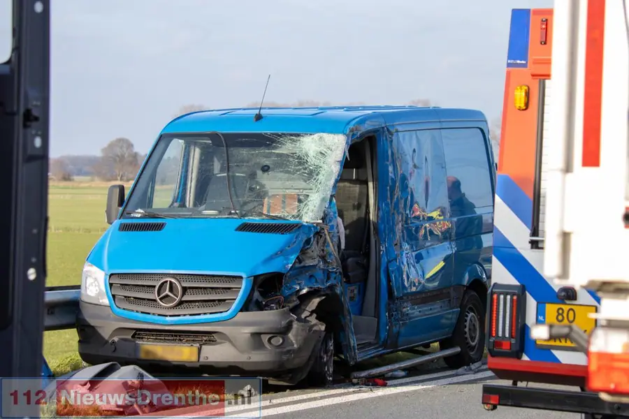 Bestelbus en vrachtwagen botsen op N34 bij Emmen, één gewonde