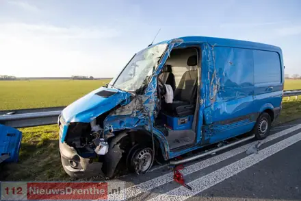Bestelbus en vrachtwagen botsen op N34 bij Emmen, één gewonde — foto 4 van 12