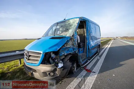 Bestelbus en vrachtwagen botsen op N34 bij Emmen, één gewonde — foto 5 van 12