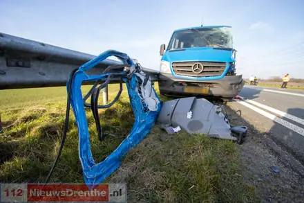 Bestelbus en vrachtwagen botsen op N34 bij Emmen, één gewonde — foto 6 van 12