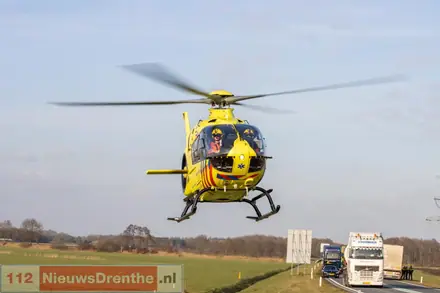 Bestelbus en vrachtwagen botsen op N34 bij Emmen, één gewonde — foto 8 van 12