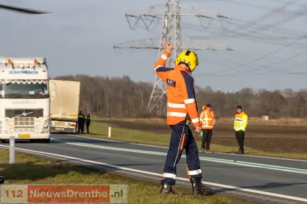 Bestelbus en vrachtwagen botsen op N34 bij Emmen, één gewonde — foto 10 van 12