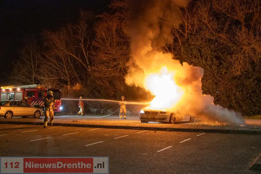 Brand verwoest auto in Nieuw-Amsterdam