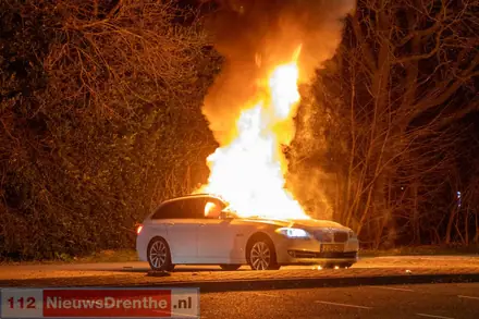 Brand verwoest auto in Nieuw-Amsterdam — foto 3 van 6