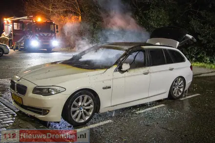 Brand verwoest auto in Nieuw-Amsterdam — foto 5 van 6