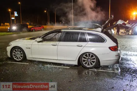 Brand verwoest auto in Nieuw-Amsterdam — foto 6 van 6