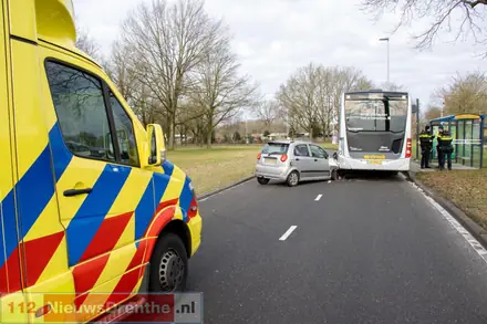 Auto botst op lijnbus in Emmen — foto 2 van 3