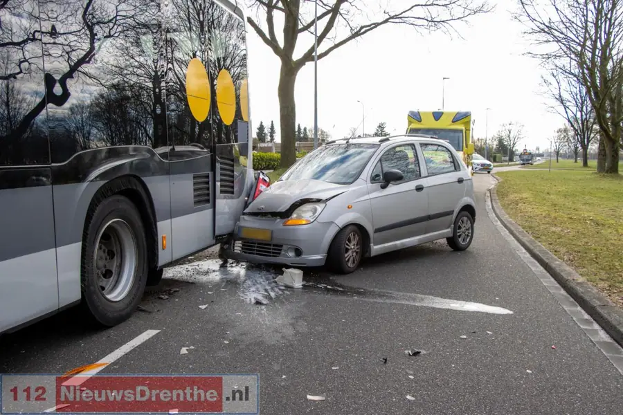 Auto botst op lijnbus in Emmen