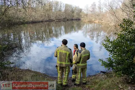 Hulpdiensten rukken uit voor in visdraad verstrikte reiger in Emmen — foto 2 van 4