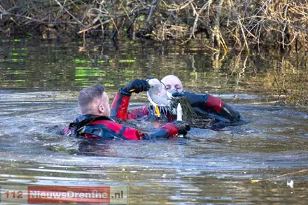 Hulpdiensten rukken uit voor in visdraad verstrikte reiger in Emmen — foto 1 van 4
