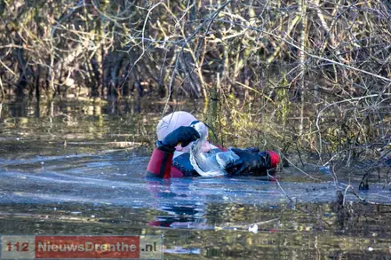 Hulpdiensten rukken uit voor in visdraad verstrikte reiger in Emmen — foto 4 van 4