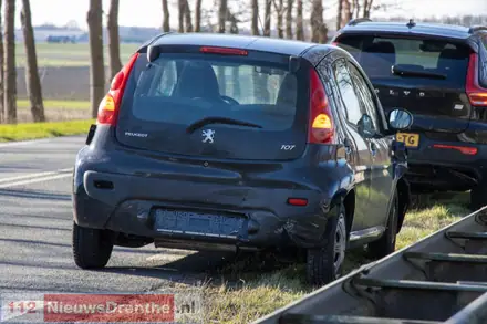 Meerdere auto’s botsen op elkaar op N381 bij Emmen — foto 2 van 9