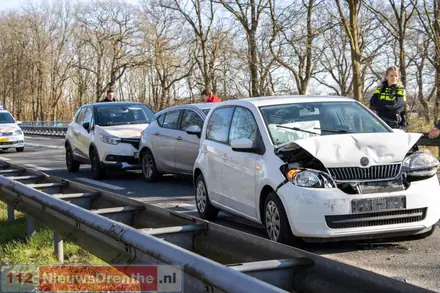 Meerdere auto’s botsen op elkaar op N381 bij Emmen — foto 1 van 9
