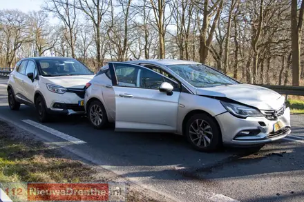 Meerdere auto’s botsen op elkaar op N381 bij Emmen — foto 4 van 9