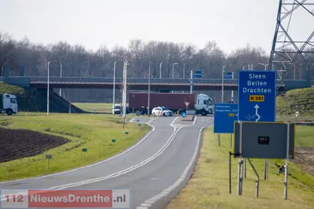 Meerdere auto’s botsen op elkaar op N381 bij Emmen — foto 7 van 9