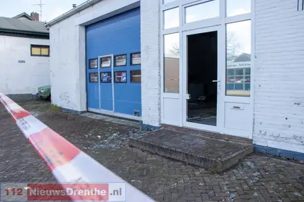 Arrestatieteam valt pand binnen in Emmen en treft hennepkwekerij aan — foto 2 van 5