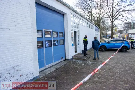 Arrestatieteam valt pand binnen in Emmen en treft hennepkwekerij aan — foto 3 van 5
