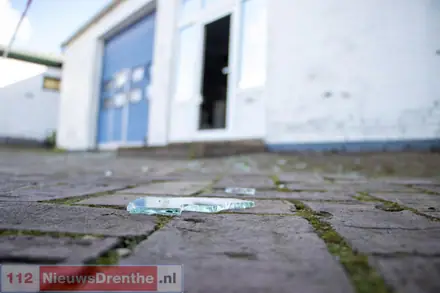 Arrestatieteam valt pand binnen in Emmen en treft hennepkwekerij aan — foto 4 van 5
