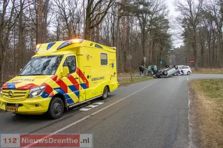 Auto botst met driewieler en slaat over de kop in Emmen — foto 2 van 4