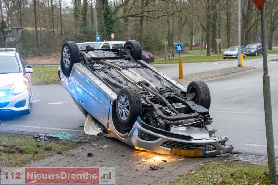 Auto botst met driewieler en slaat over de kop in Emmen