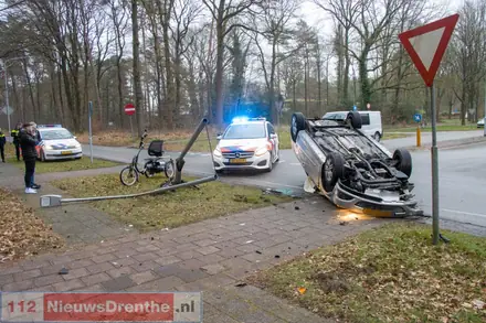 Auto botst met driewieler en slaat over de kop in Emmen — foto 4 van 4