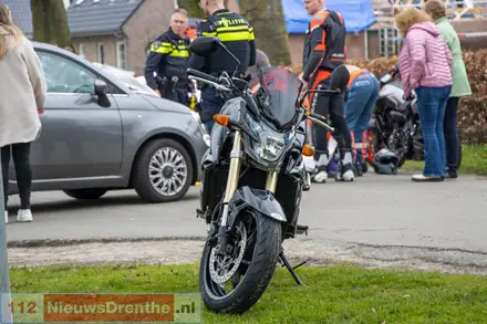 Motorrijder gewond na botsing met auto in Veenoord — foto 1 van 3