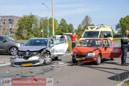 Auto’s zwaar beschadigd bij ongeval op kruispunt — foto 1 van 4