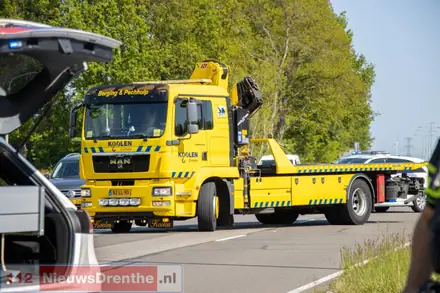 Auto’s zwaar beschadigd bij ongeval op kruispunt — foto 3 van 4