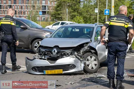 Auto’s zwaar beschadigd bij ongeval op kruispunt — foto 4 van 4
