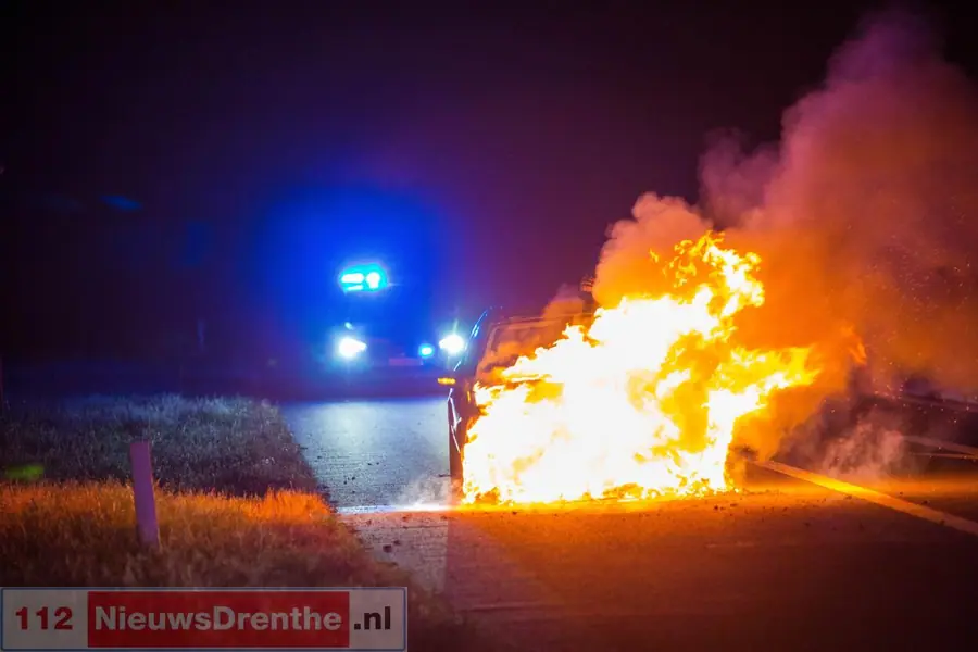 Auto brandt volledig uit op afrit A37 nabij Veenoord