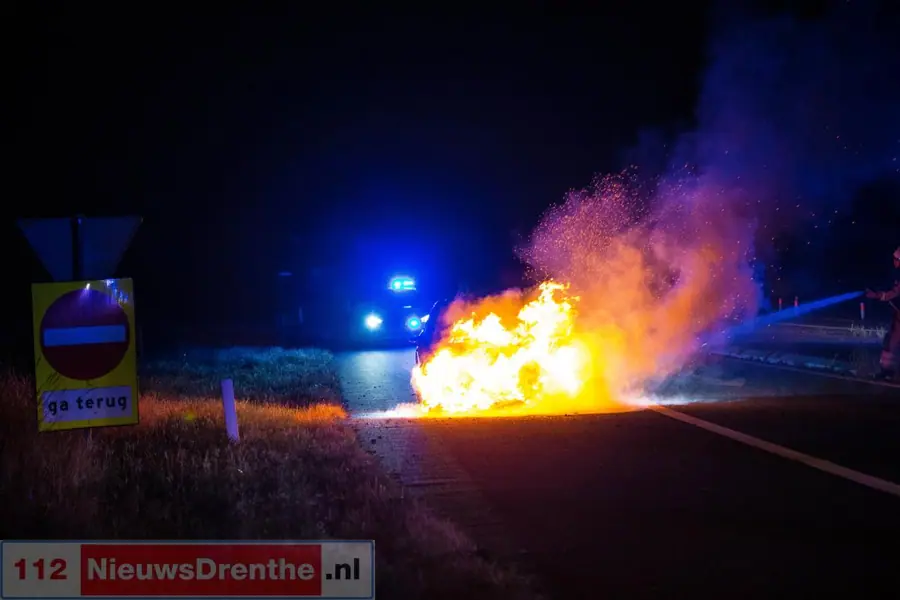 Auto brandt volledig uit op afrit A37 nabij Veenoord