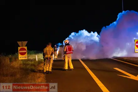 Auto brandt volledig uit op afrit A37 nabij Veenoord — foto 3 van 4