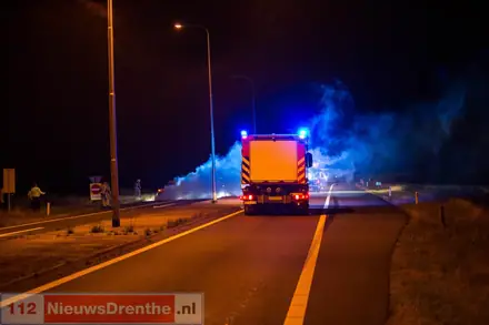 Auto brandt volledig uit op afrit A37 nabij Veenoord — foto 4 van 4