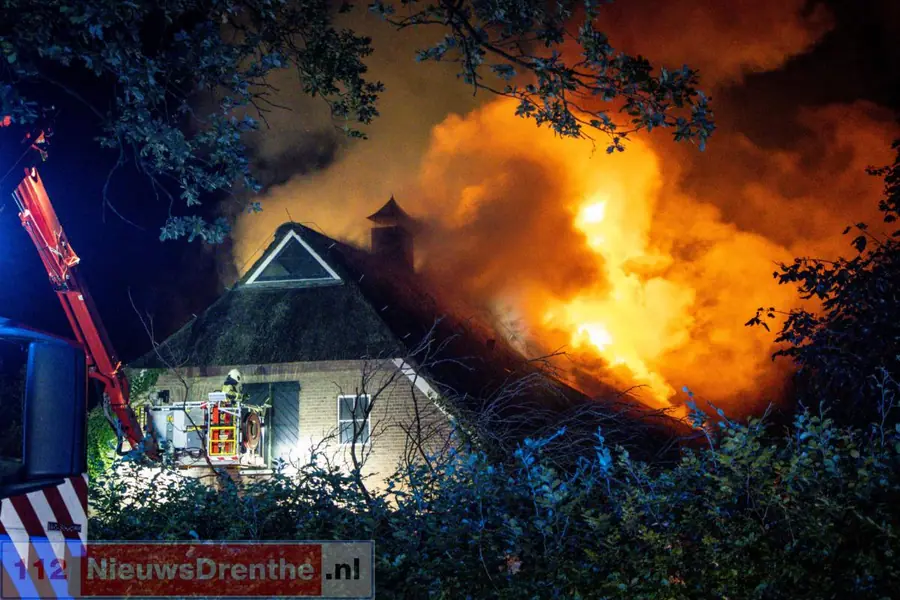 Uitslaande dak brand verwoest woning in Emmen