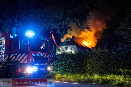 Uitslaande dak brand verwoest woning in Emmen — foto 1 van 4