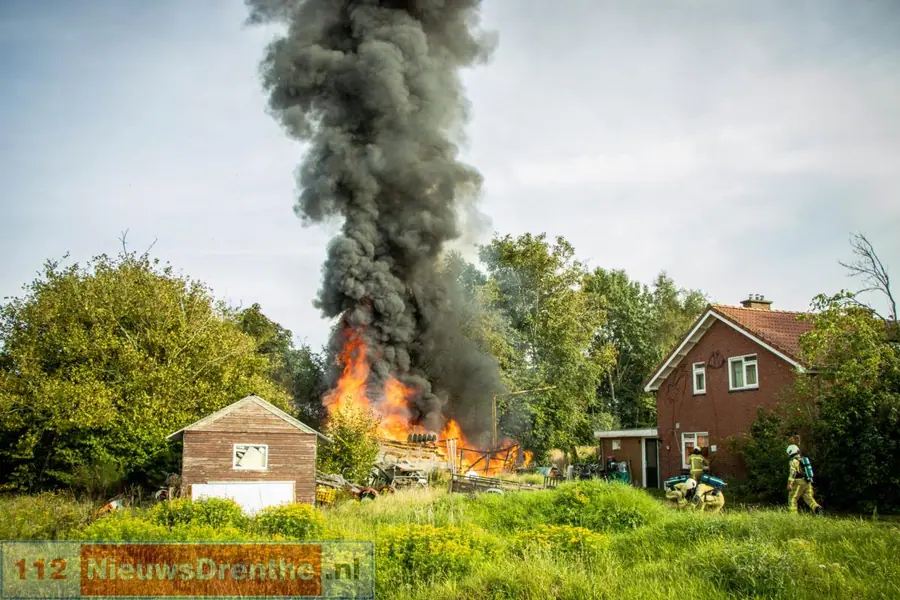 Uitslaande brand in schuurtje aan de Scheidingsweg in Nieuw Amsterdam