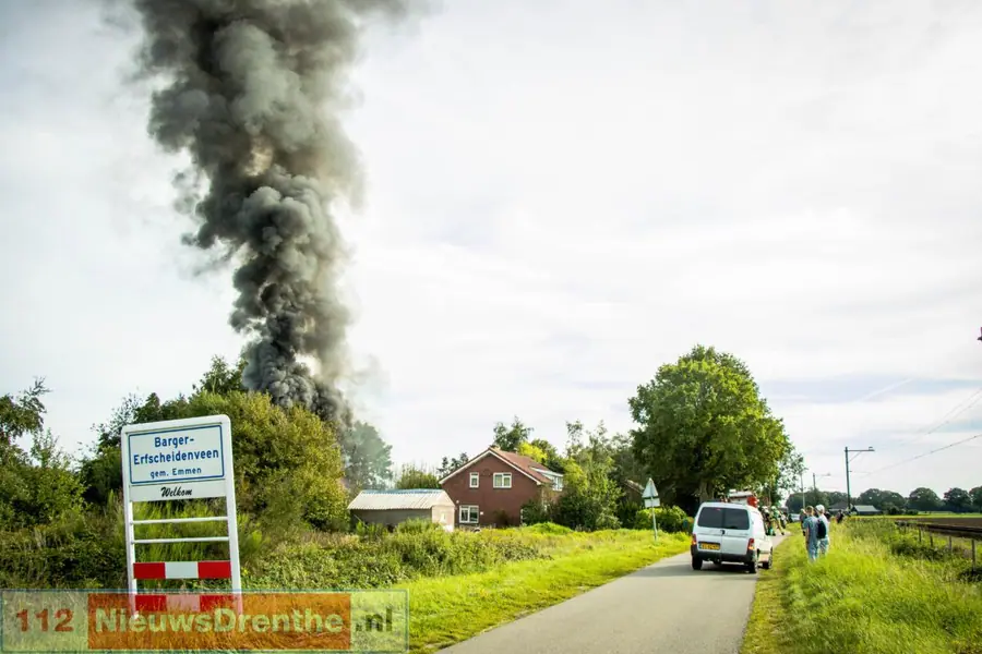 Uitslaande brand in schuurtje aan de Scheidingsweg in Nieuw Amsterdam
