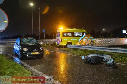 Automobilist en scooterrijder komen in botsing aan de Statenweg in Emmen — foto 1 van 2