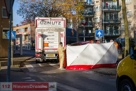 Persoon overleden na botsing tussen scootmobiel en vrachtwagen in Emmen — foto 3 van 3