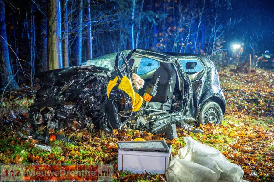 Twee personen bekneld na frontale botsing op N34 bij Odoorn [Video]