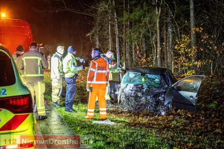 Twee personen bekneld na frontale botsing op N34 bij Odoorn [Video] — foto 3 van 4
