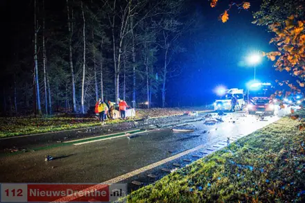 Twee personen bekneld na frontale botsing op N34 bij Odoorn [Video] — foto 1 van 4