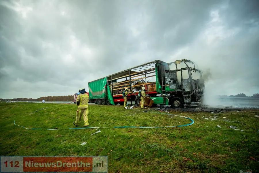 Vrachtwagen brand volledig uit op A37 bij Klazienaveen [Video]